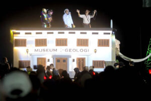 Float Museum Geologi Meriahkan Karnaval HUT ke-215 Bandung Meski Hujan (Pemkot Bandung)