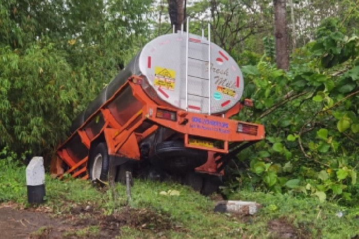 Jalan Licin Akibat Hujan Deras, Truk Tangki Susu Terperosok di Irung Petruk (Polres)
