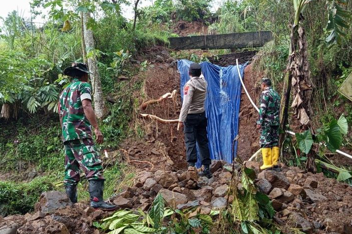 Longsor Landa Sawah Bantarkulon Lebakbarang Akibat Hujan Semalam