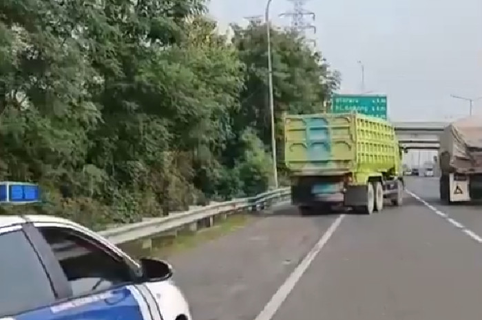 Parkir di Bahu Jalan Tol JORR, Sopir Truk Ditegur Petugas PJR (Posegi.id)