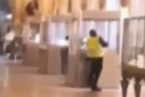 Pencurian Perhiasan Guncang Museum Louvre (BFMTV)