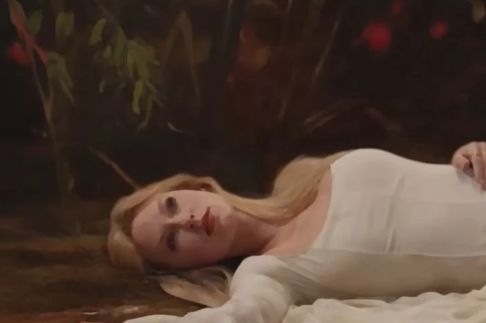 Taylor Swift di adegan pertama MV The Fate of Ophelia mirip dengan karya seni seniman Jerman. Foto oleh Taylor Swift/YouTube.