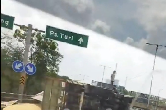 Truk Terguling di Exit Tol Pasar Turi, Bahu Jalan Tertutup (Posegi.id)