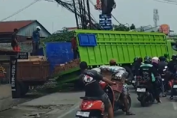 Truk Terperosok di Raden Saleh Karang Tengah, Lalin Arah Puri Indah Macet Parah (Istimewa)