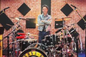Isaac Carpenter Gebrak Guns N’ Roses: Profil Drummer Baru!