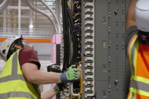 AWS Bangun 'Project Rainier' Klaster AI Raksasa 100% Hijau untuk Anthropic Claude (AWS)