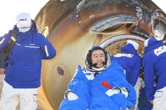 Chen Dong, komandan awak Shenzhou yang berusia 20 tahun, meninggalkan kompartemen kapal. Foto: Xinhua